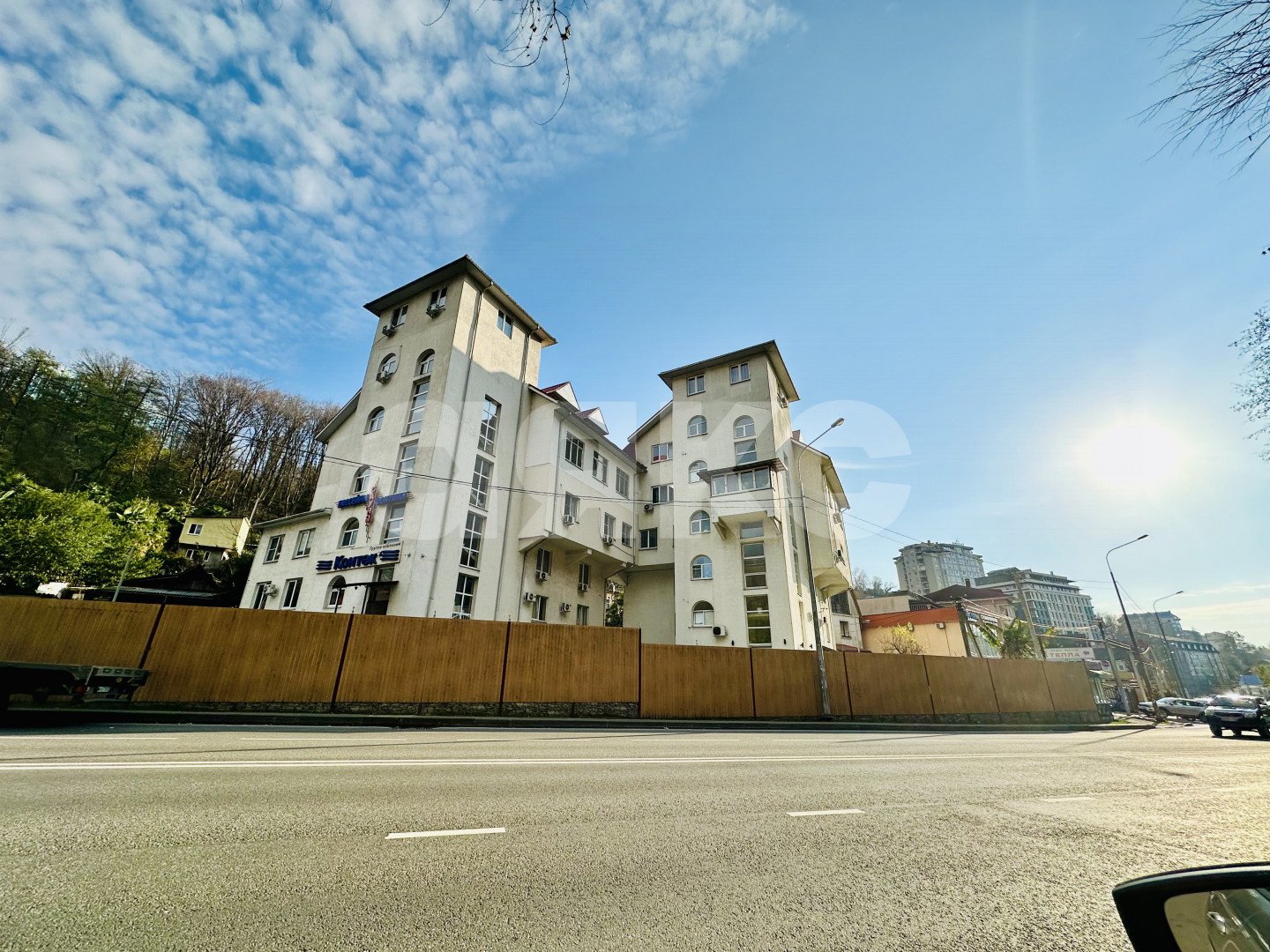 Фото №1: 1-комнатная квартира 44 м² - Сочи, Хостинский, мкр. Бытха, ул. 20 Горнострелковой дивизии, 40Б