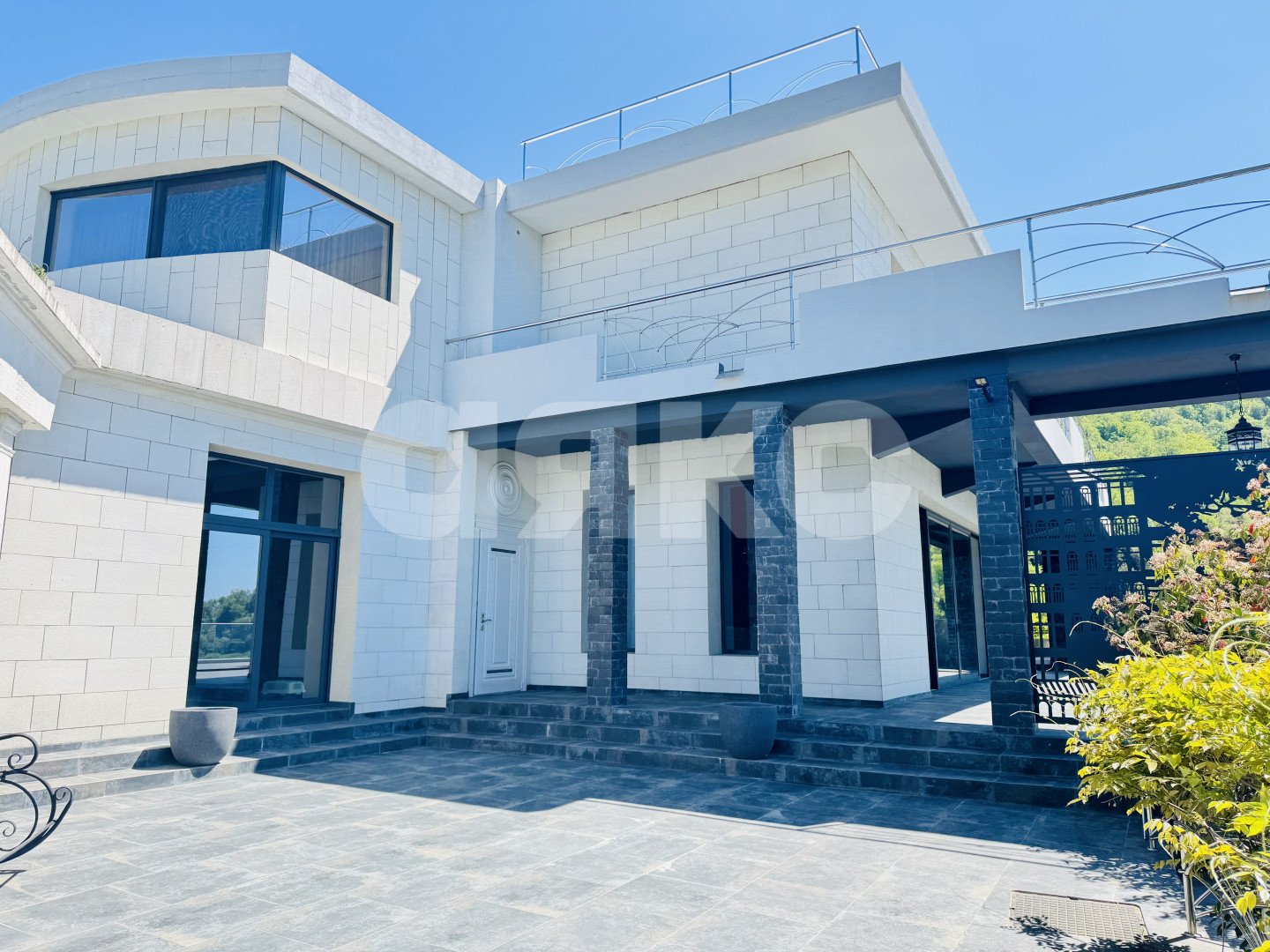 Фото №1: Дом 318 м² + 17.6 сот. - Хлебороб, Хостинский, ж/р Хоста, ул. Володарского, 33