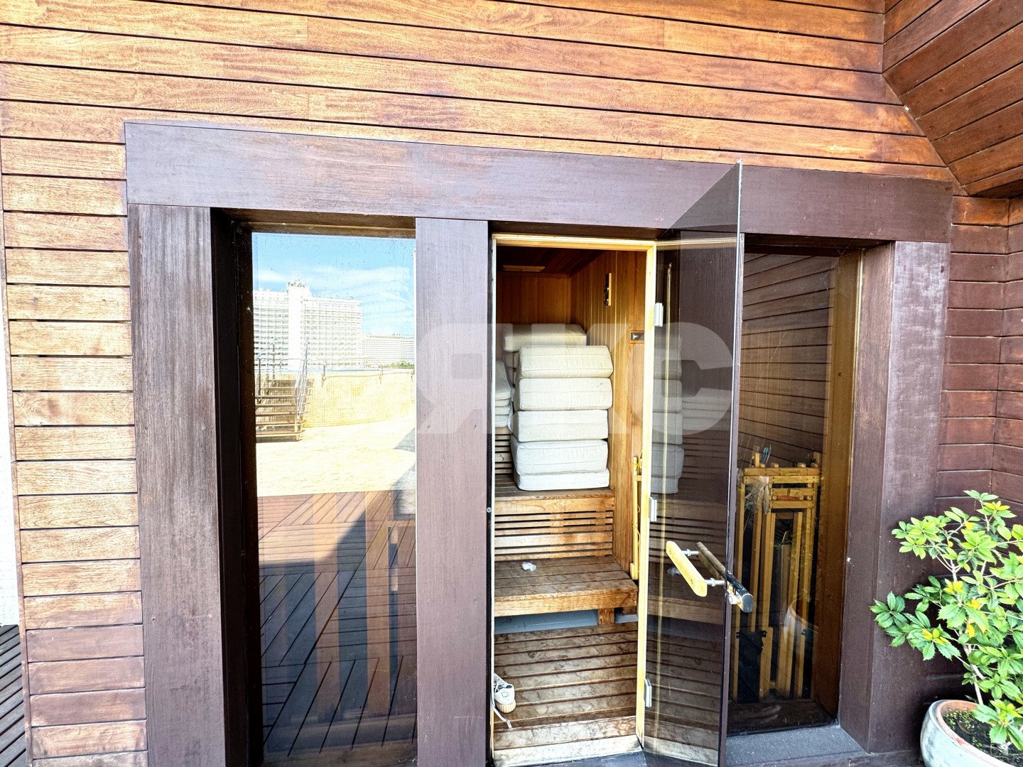 Фото №25: 4-комнатная квартира 580 м² - Сочи, Хостинский, мкр. Светлана, ул. Депутатская, 2