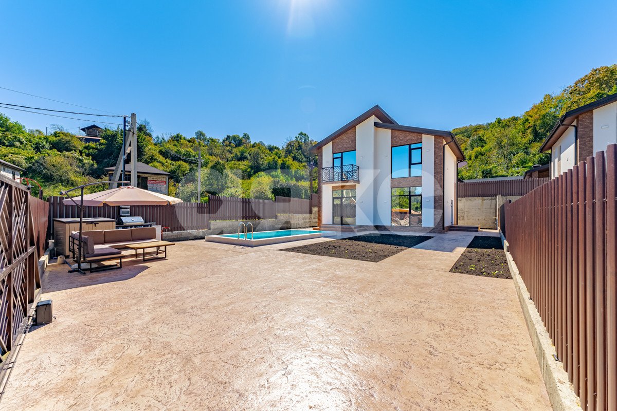 Фото №1: Дом 140 м² + 4.5 сот. - Сочи, Лазаревский, мкр. Нижняя Хобза, ул. Нижнехобзинская, 10